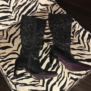 Black detailed boots